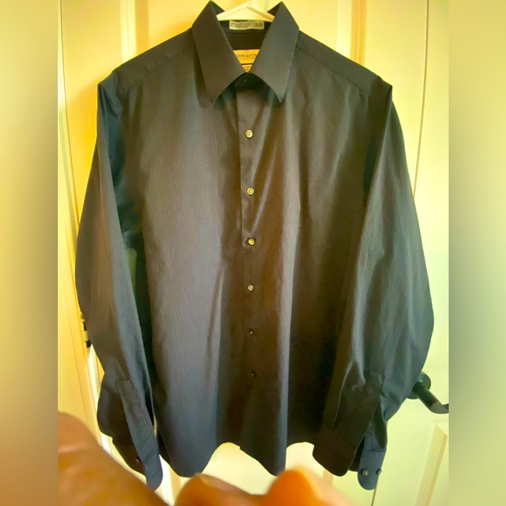 Concepts by Claiborne Men’s button down dress shirt. SZ M